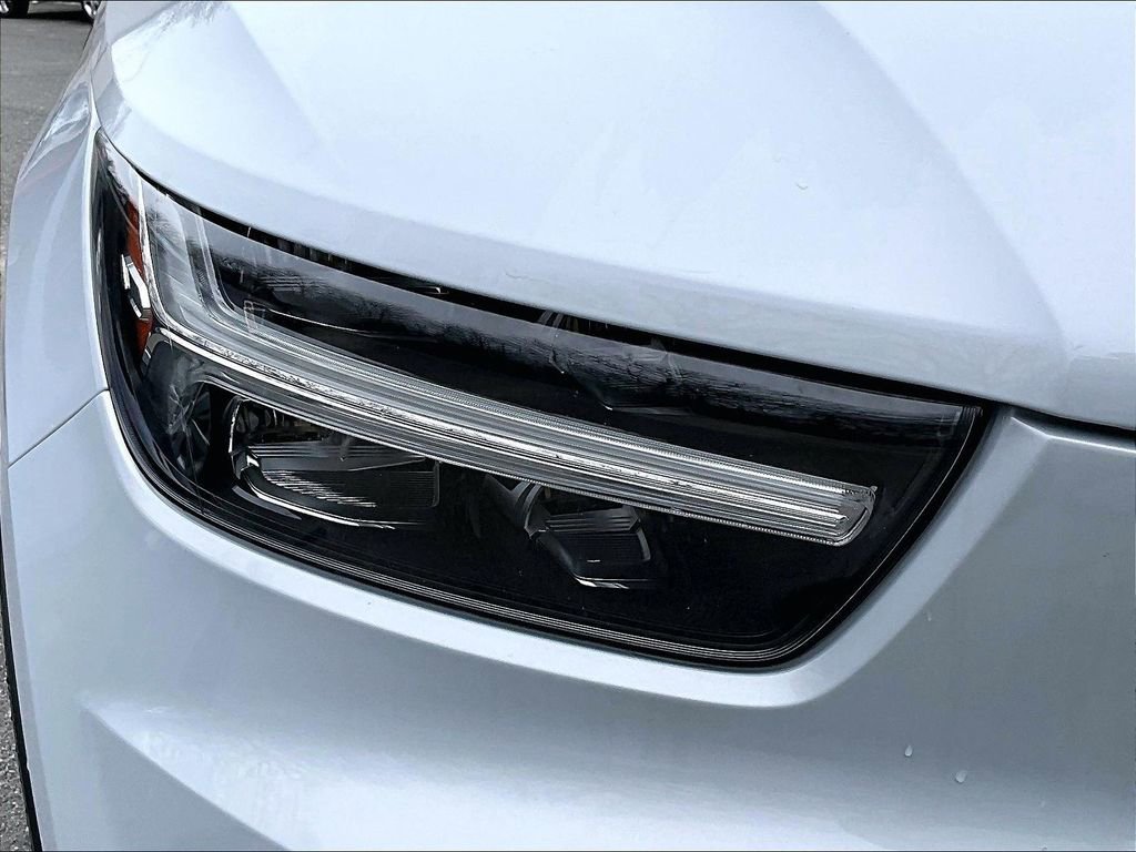 Used 2020 Volvo XC40 T5 Momentum image 27