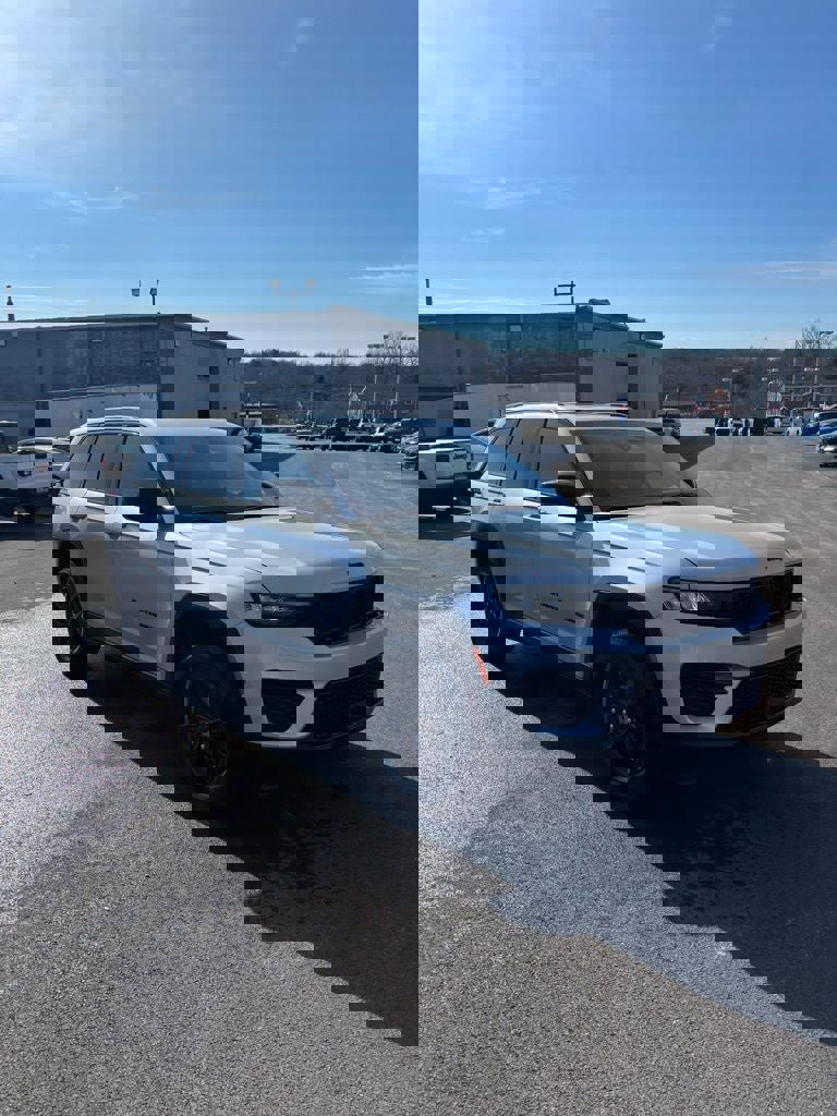 Used 2025 Jeep Grand Cherokee Altitude image 3