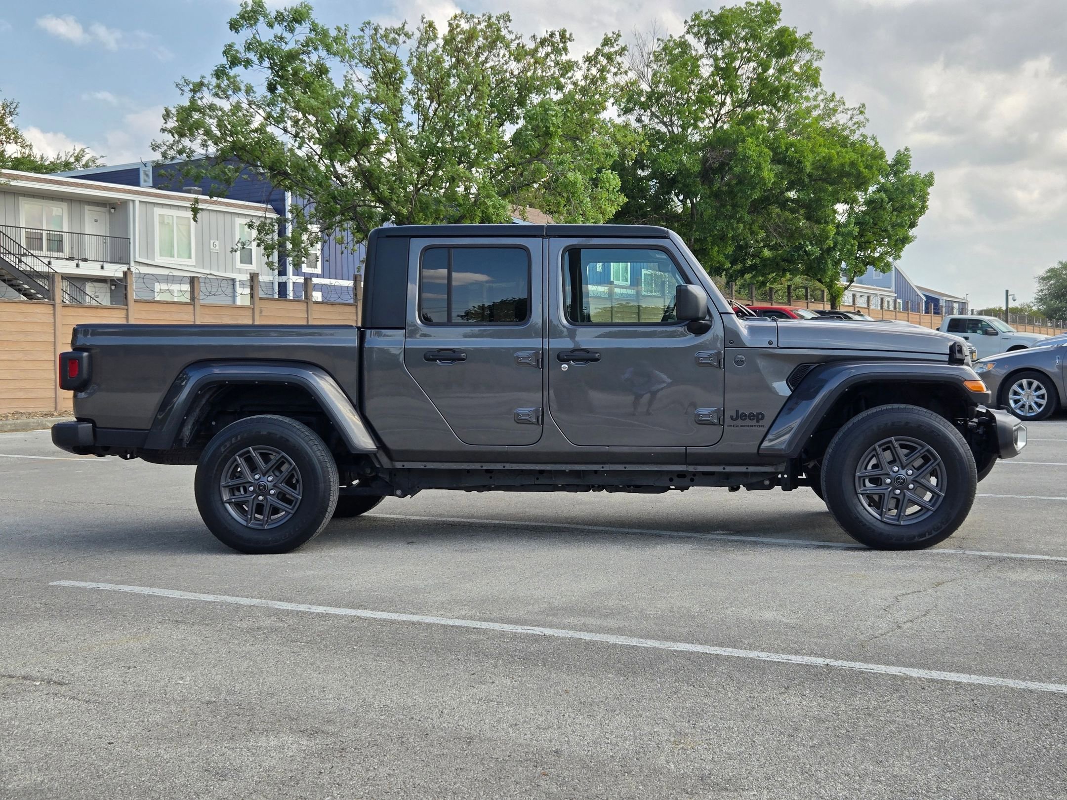 Used 2024 Jeep Gladiator Sport image 2