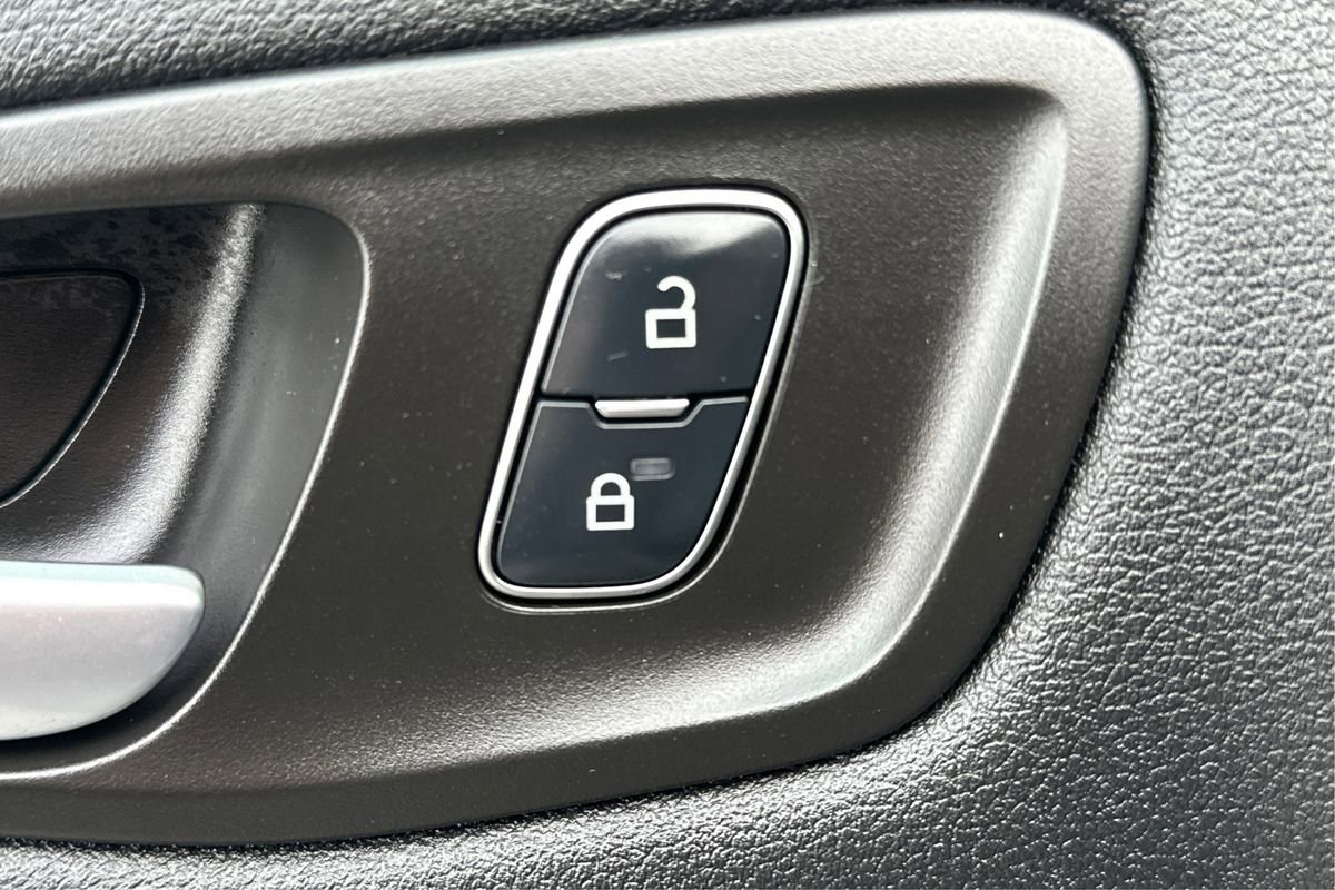 Used 2017 Ford C-MAX Energi SE w/ Equipment Group 401A image 36