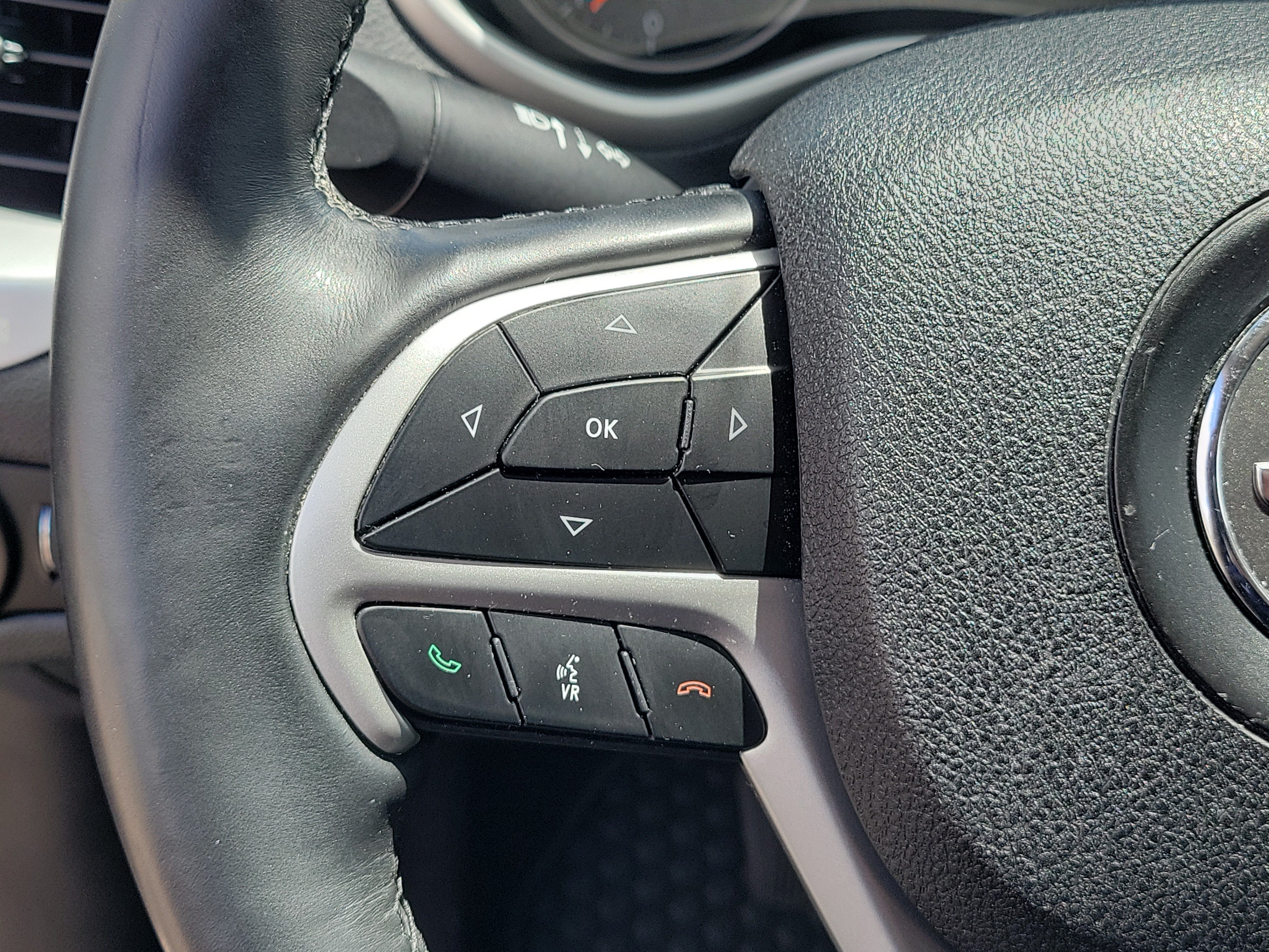 Used 2018 Jeep Cherokee Latitude Plus w/ Cold Weather Group AWD/4WD image 22