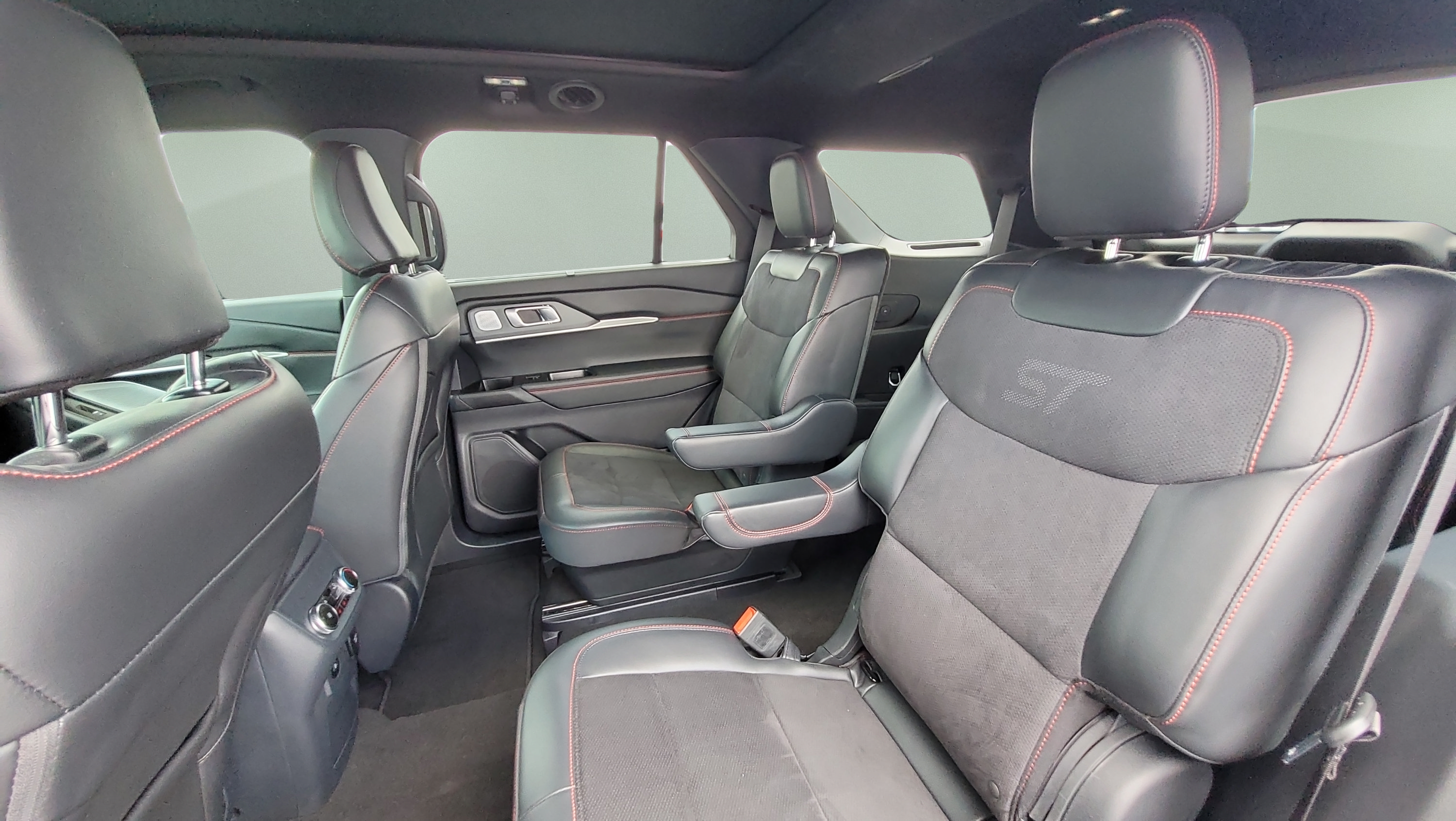 Used 2025 Ford Explorer ST AWD/4WD image 18