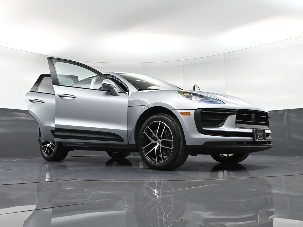 Certified 2025 Porsche Macan AWD/4WD image 38