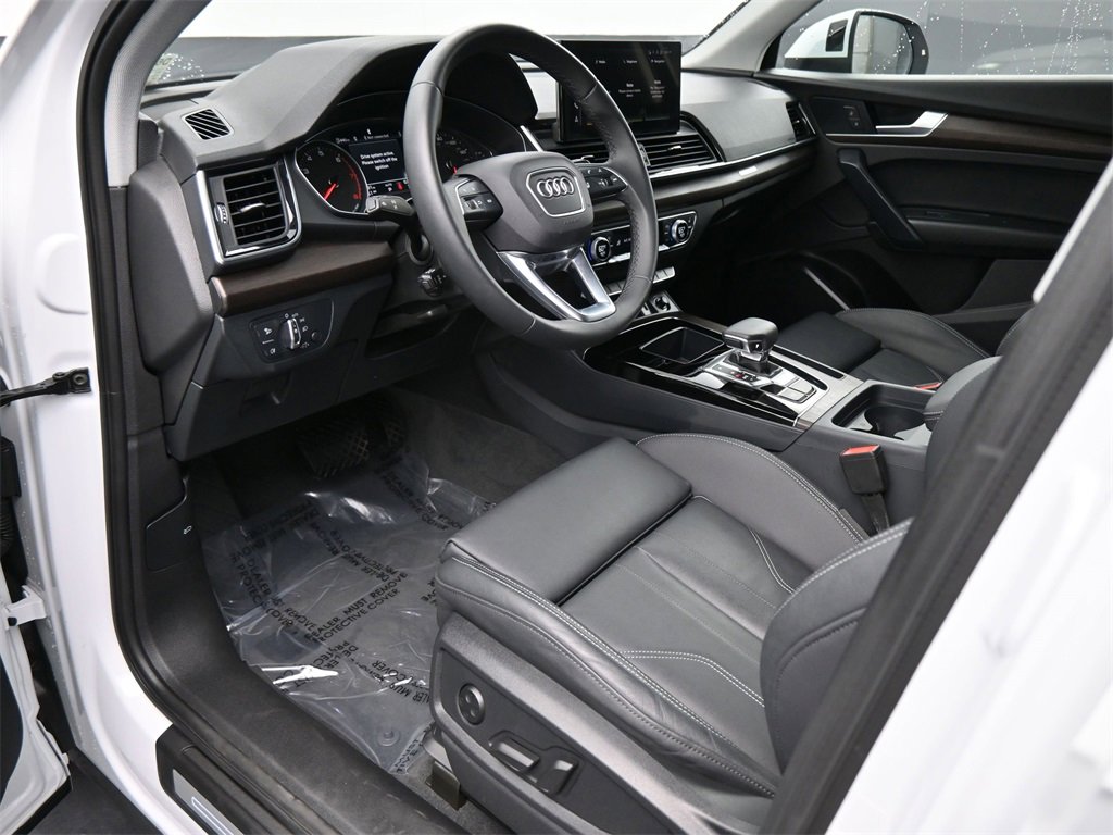 Used 2024 Audi Q5 2.0T Premium w/ Convenience Package image 2