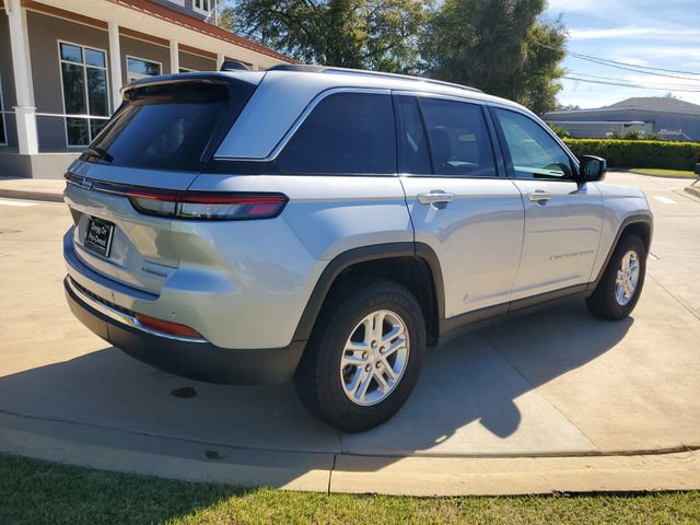 Used 2024 Jeep Grand Cherokee Laredo RWD image 10