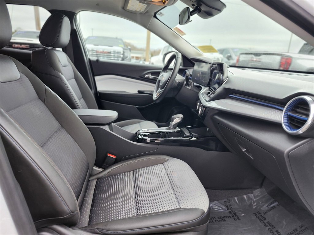 Used 2025 Chevrolet Trax LT w/ Sunroof Package image 9