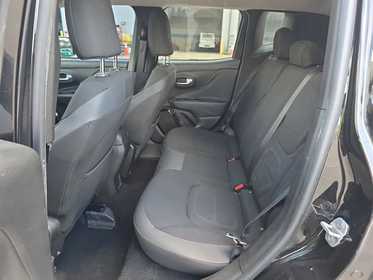 Used 2017 Jeep Renegade Altitude FWD image 19