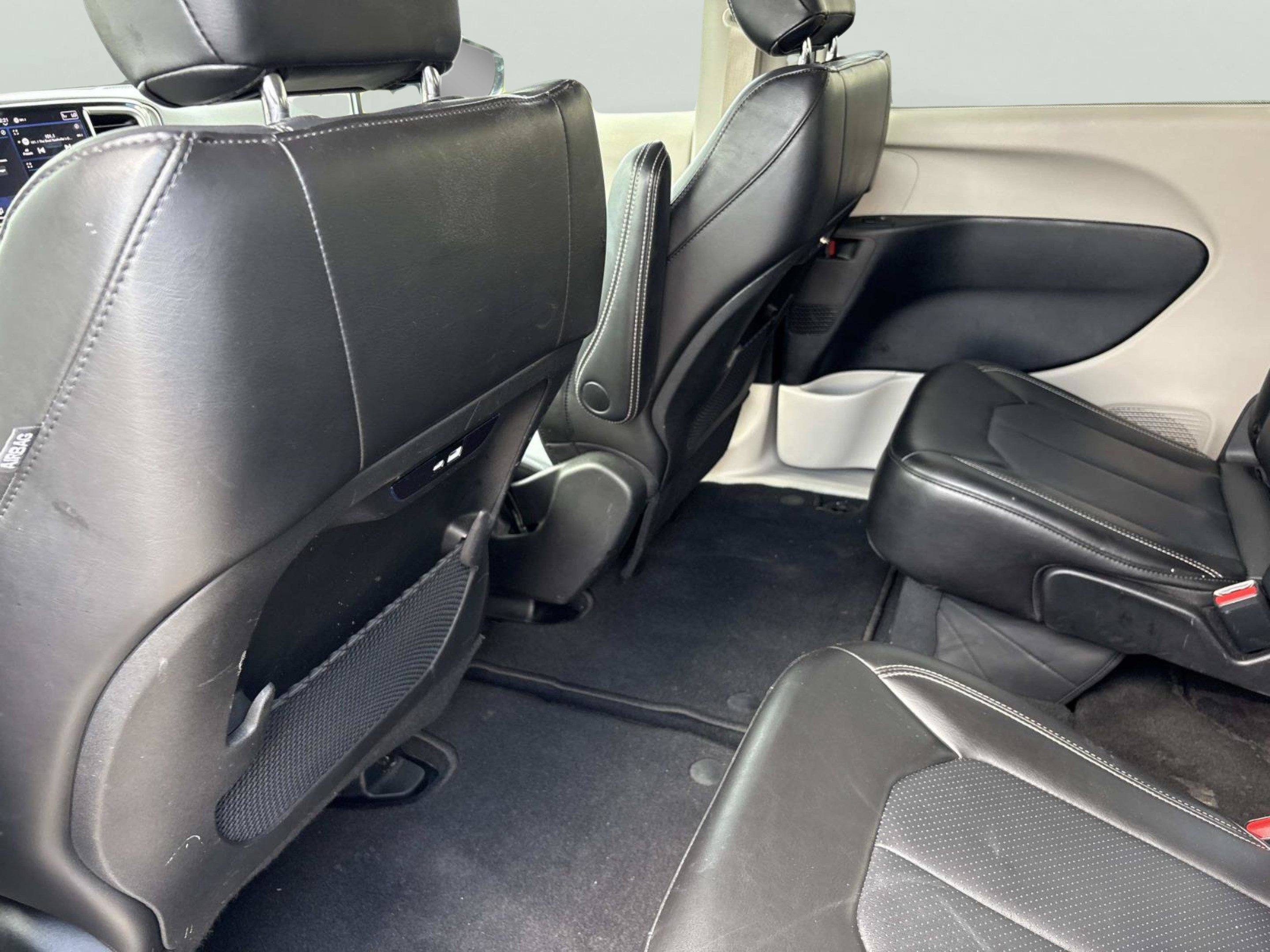 Used 2024 Chrysler Pacifica Touring-L FWD image 14