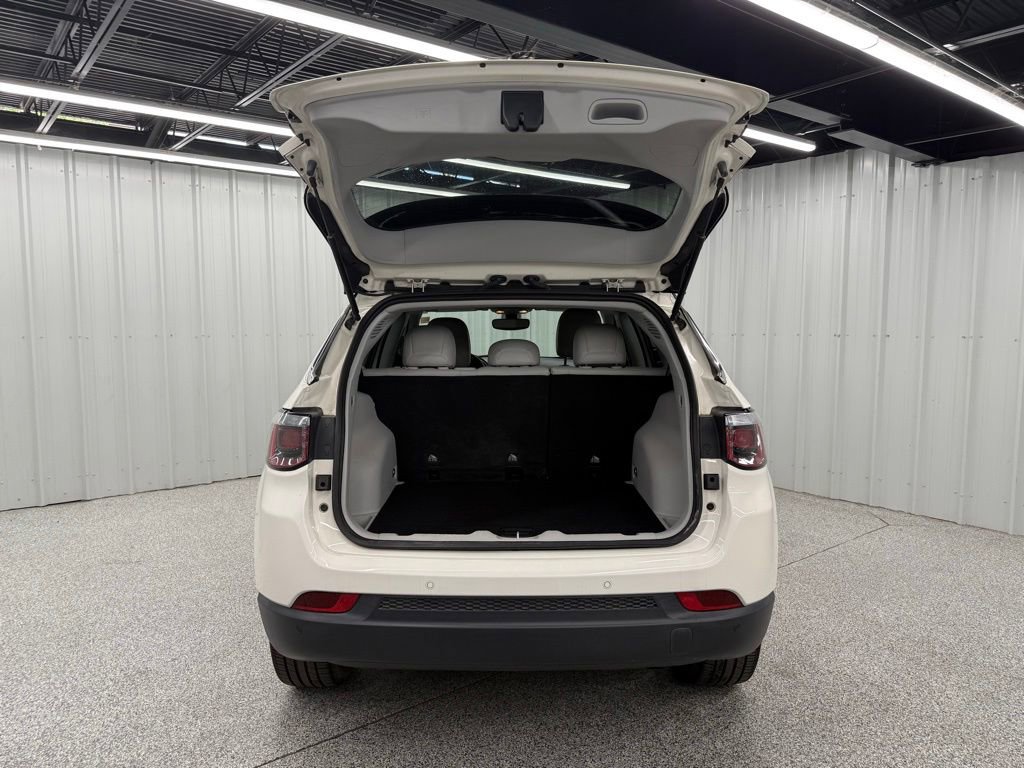 Used 2018 Jeep Compass Latitude w/ Popular Equipment Group FWD image 8