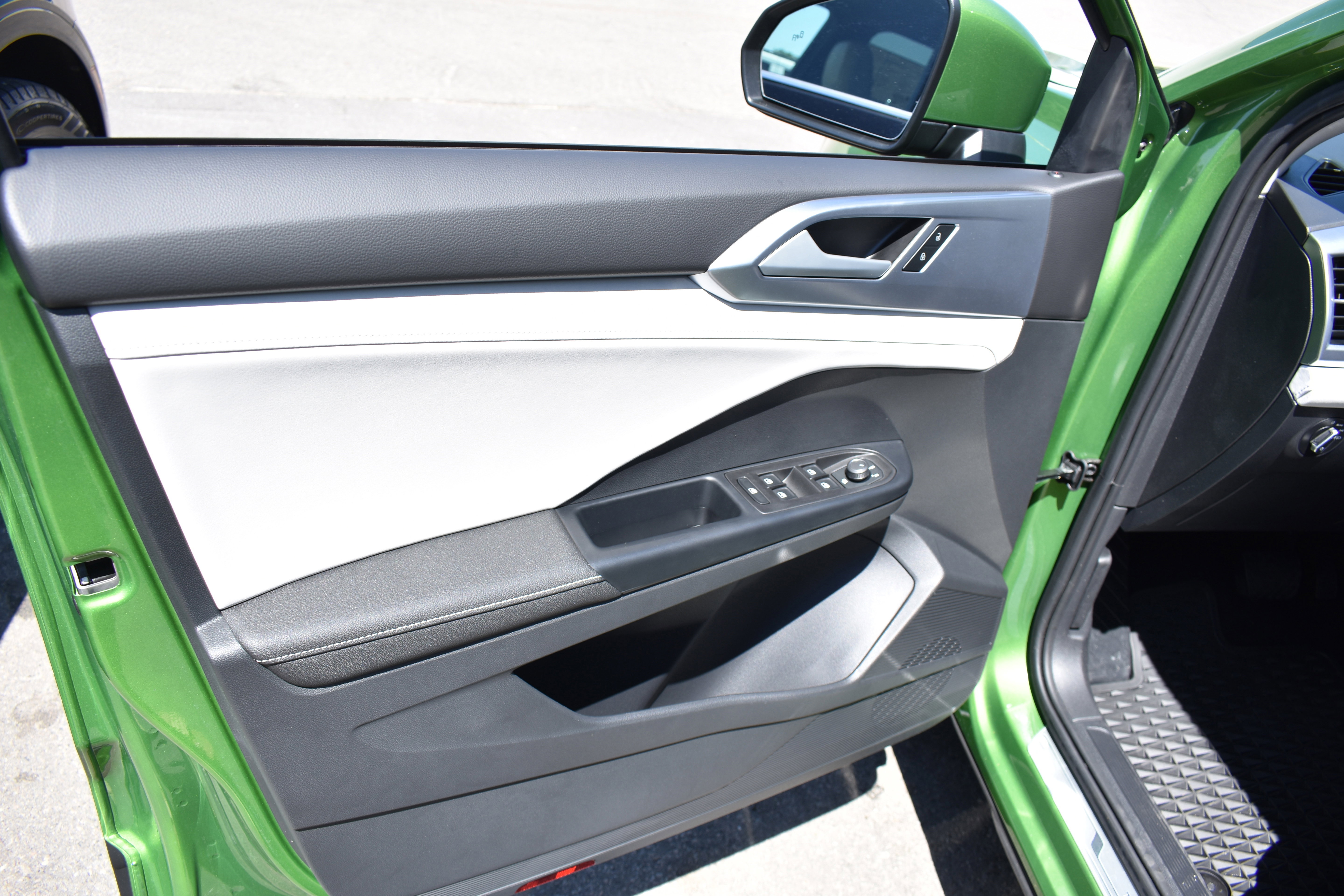 Used 2025 Volkswagen Taos SE image 24