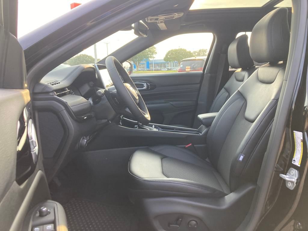 New 2025 Jeep Compass Latitude w/ Sun & Sound Group AWD/4WD image 23