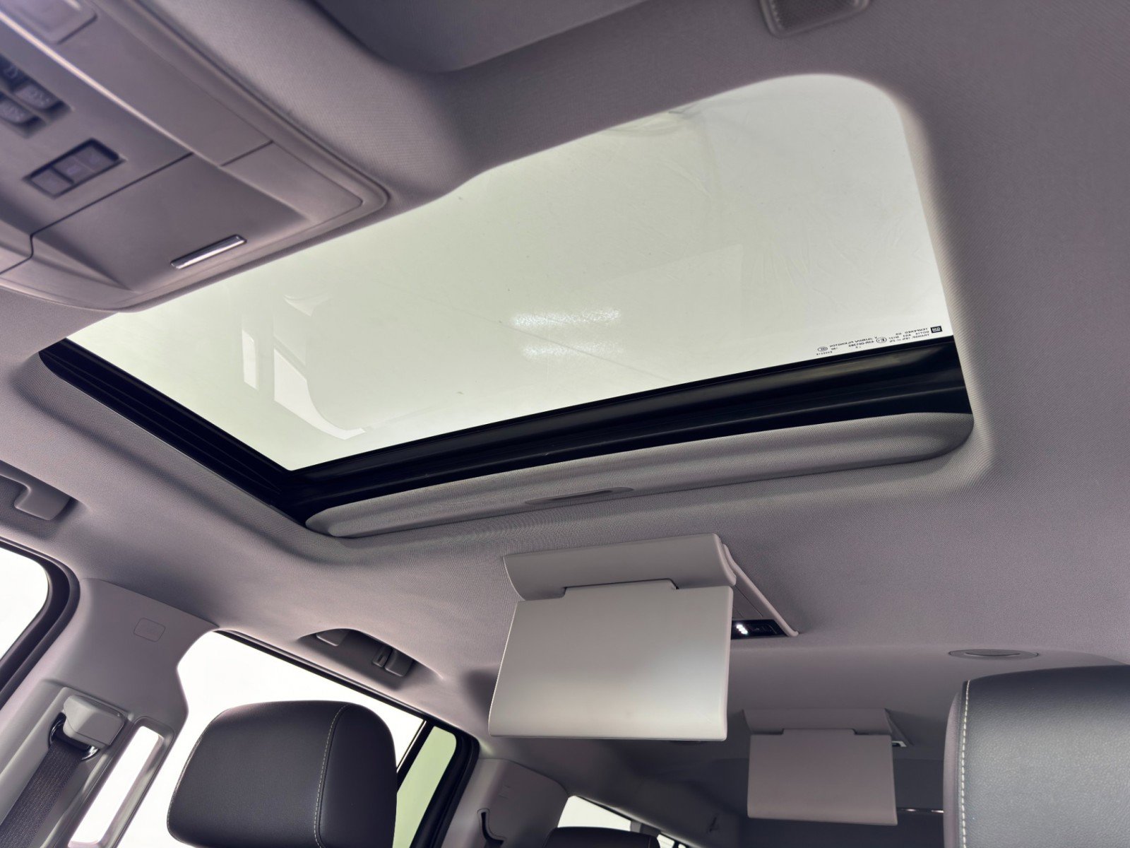 Used 2015 Chevrolet Suburban LTZ RWD image 11