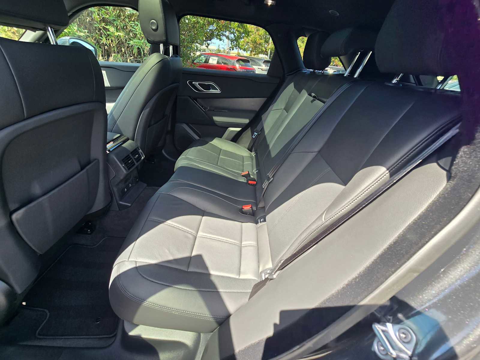 Certified 2025 Land Rover Range Rover Velar Dynamic SE image 20