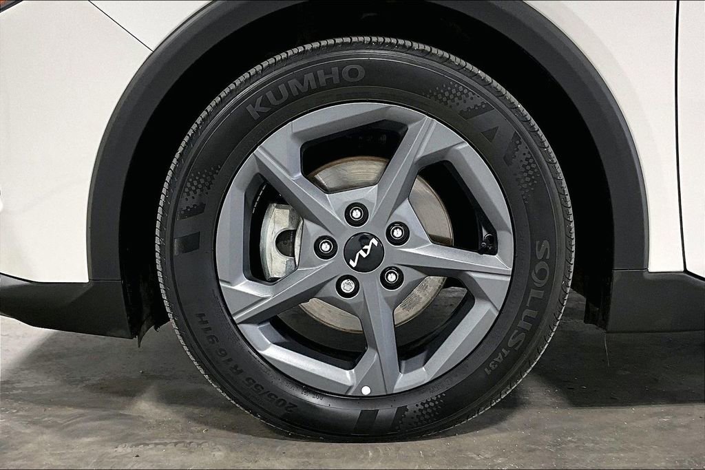 Used 2025 Kia K4 LXS image 11