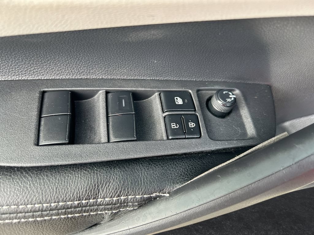 Used 2025 Toyota Corolla LE FWD image 4