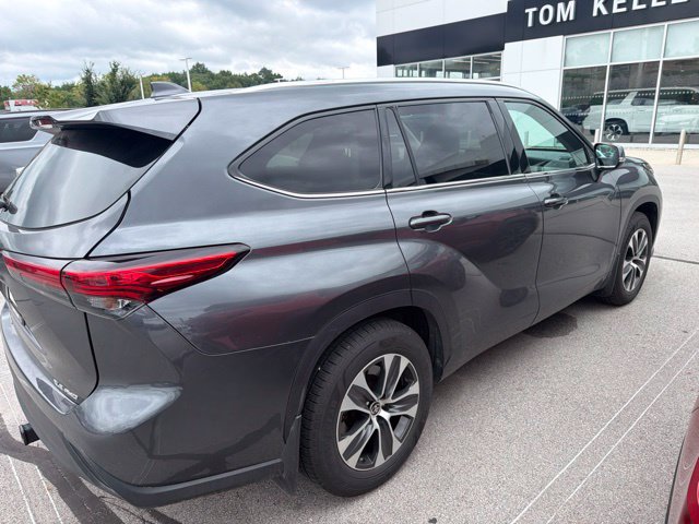 Used 2020 Toyota Highlander XLE AWD/4WD image 3