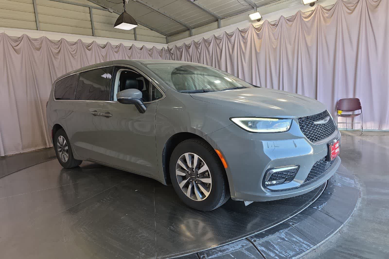 Used 2023 Chrysler Pacifica Touring-L FWD image 10