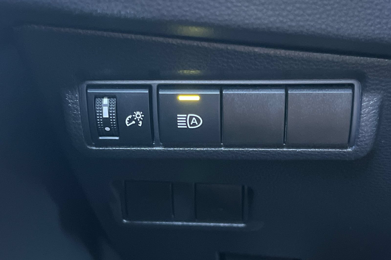 Certified 2025 Toyota Corolla Cross XLE FWD image 38