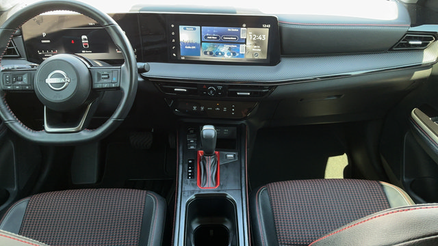 Used 2025 Nissan Kicks SR FWD image 16