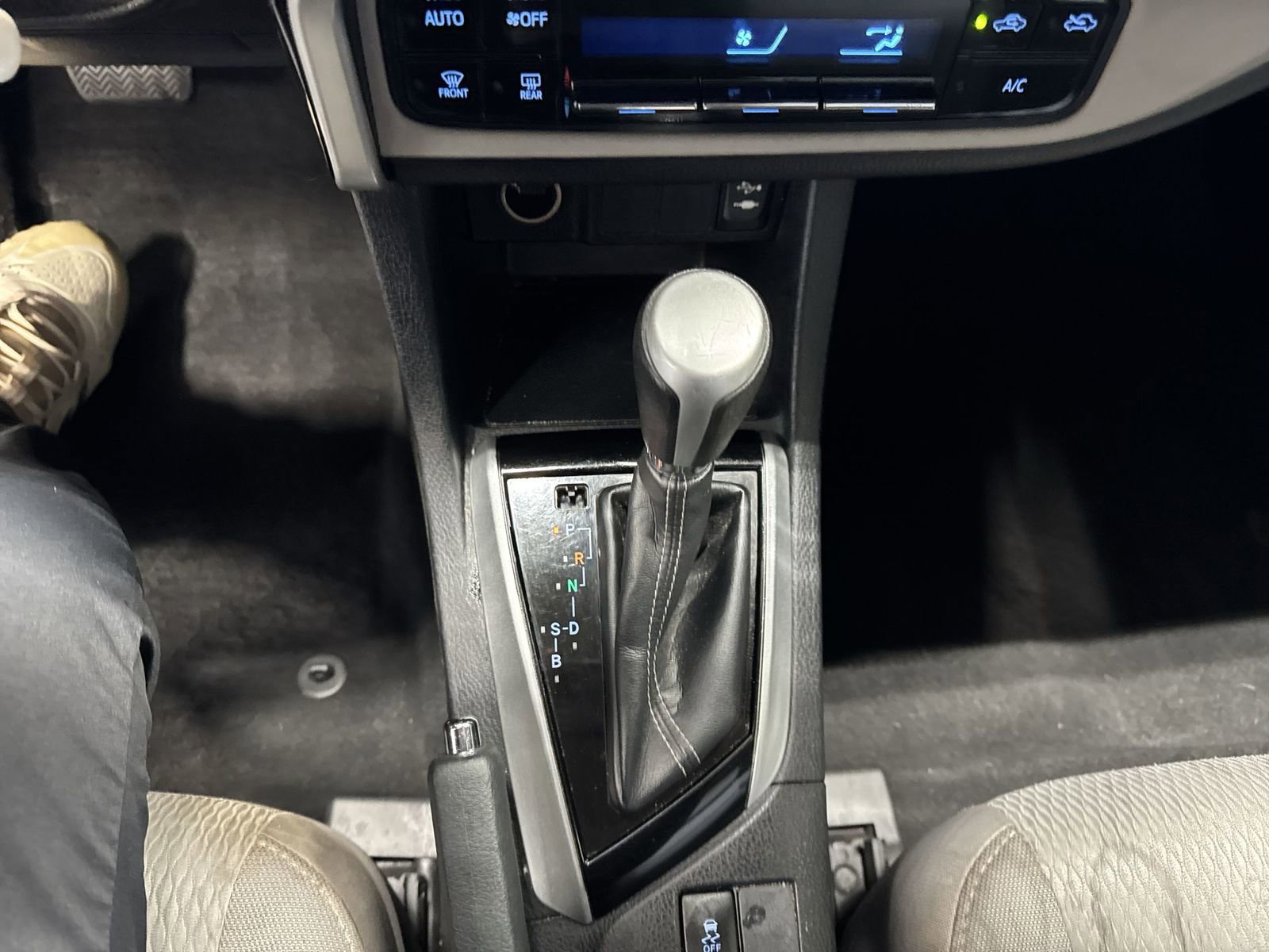 Used 2017 Toyota Corolla LE w/ Carpet Mat Package (TMS) FWD image 22