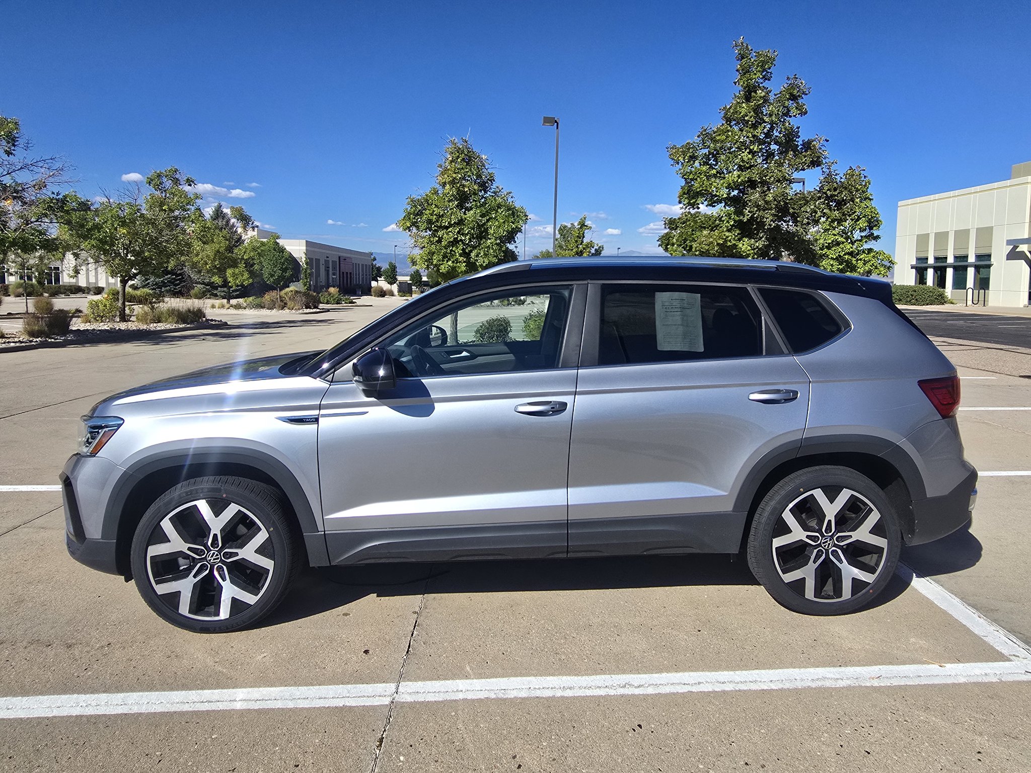 Used 2023 Volkswagen Taos SEL AWD/4WD image 2