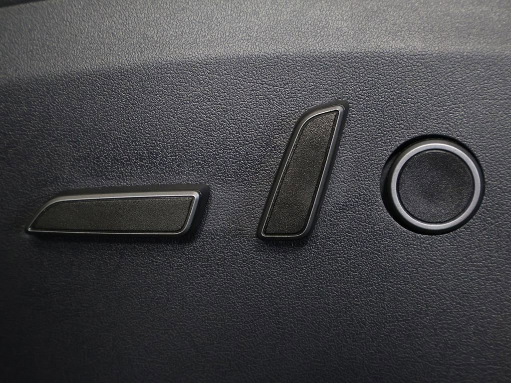 Used 2024 Tesla Model Y Performance AWD/4WD image 33