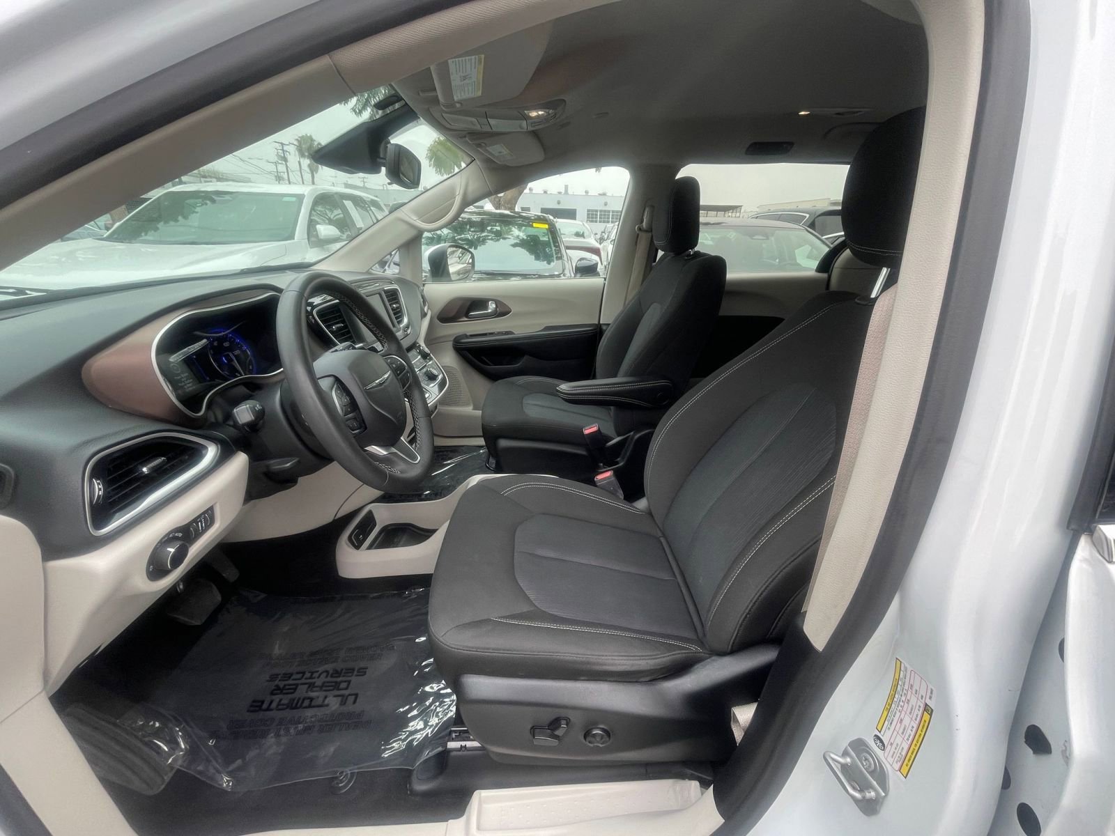 Used 2023 Chrysler Voyager LX image 28