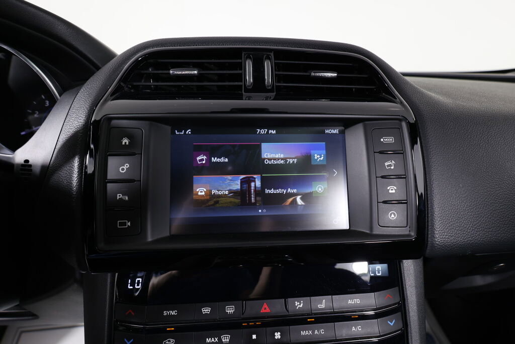 Used 2017 Jaguar F-PACE Premium image 36