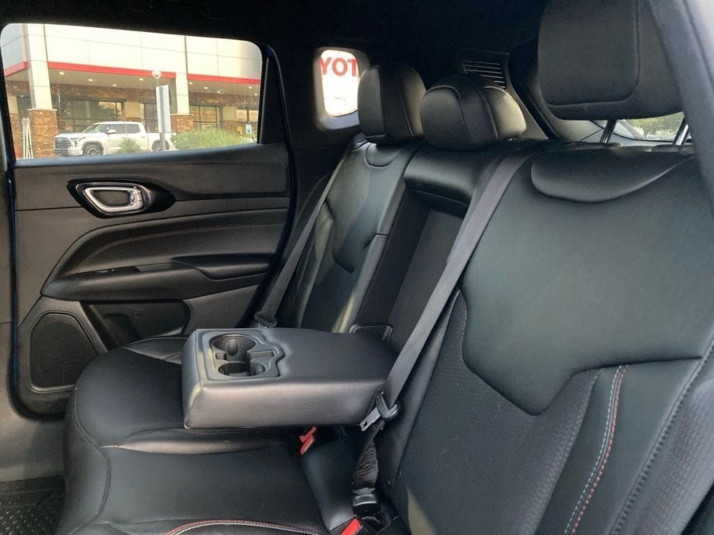 Used 2025 Jeep Compass Trailhawk AWD/4WD image 8