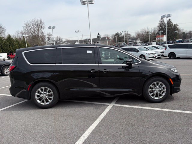 New 2026 Chrysler Pacifica Limited w/ Uconnect Theater Family Group FWD image 46