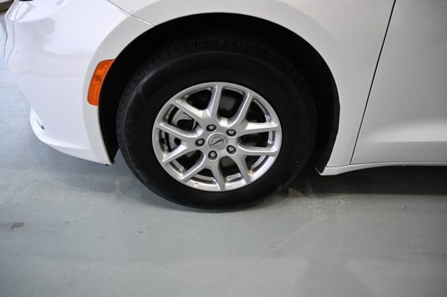 Used 2024 Chrysler Pacifica Touring-L FWD image 30