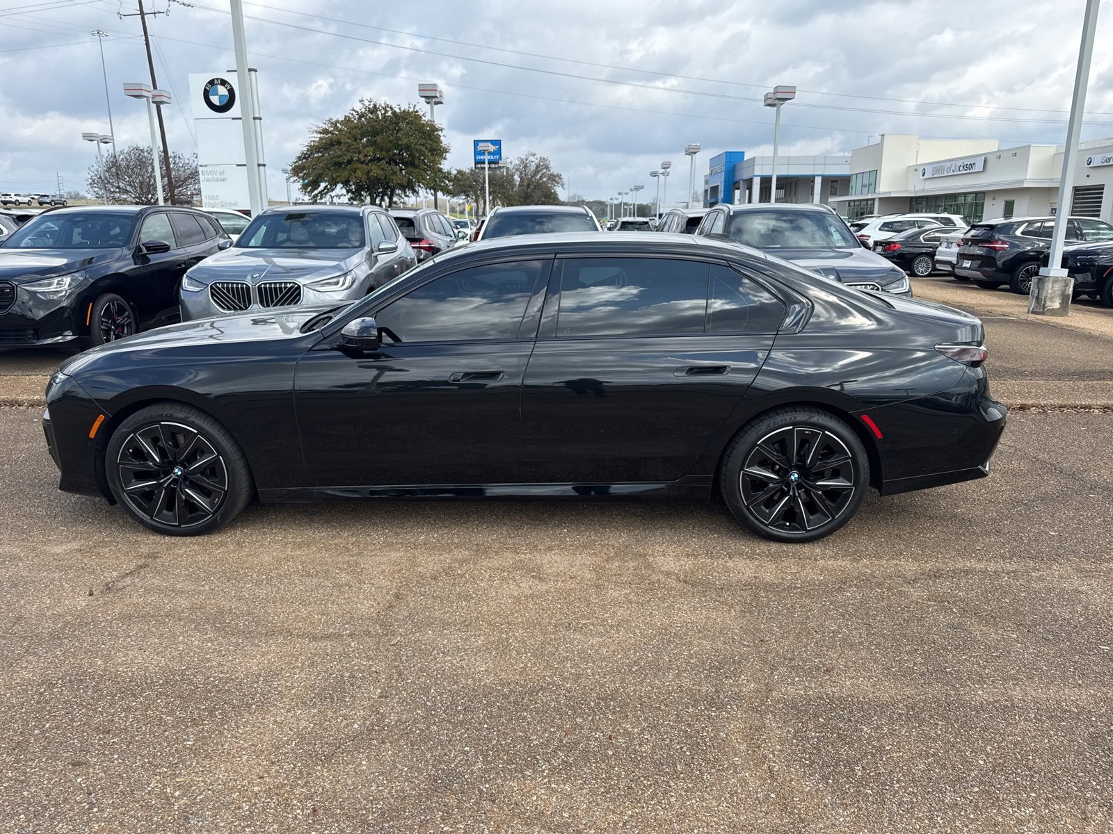 Used 2023 BMW 740i w/ Luxury Rear Seating Package image 8