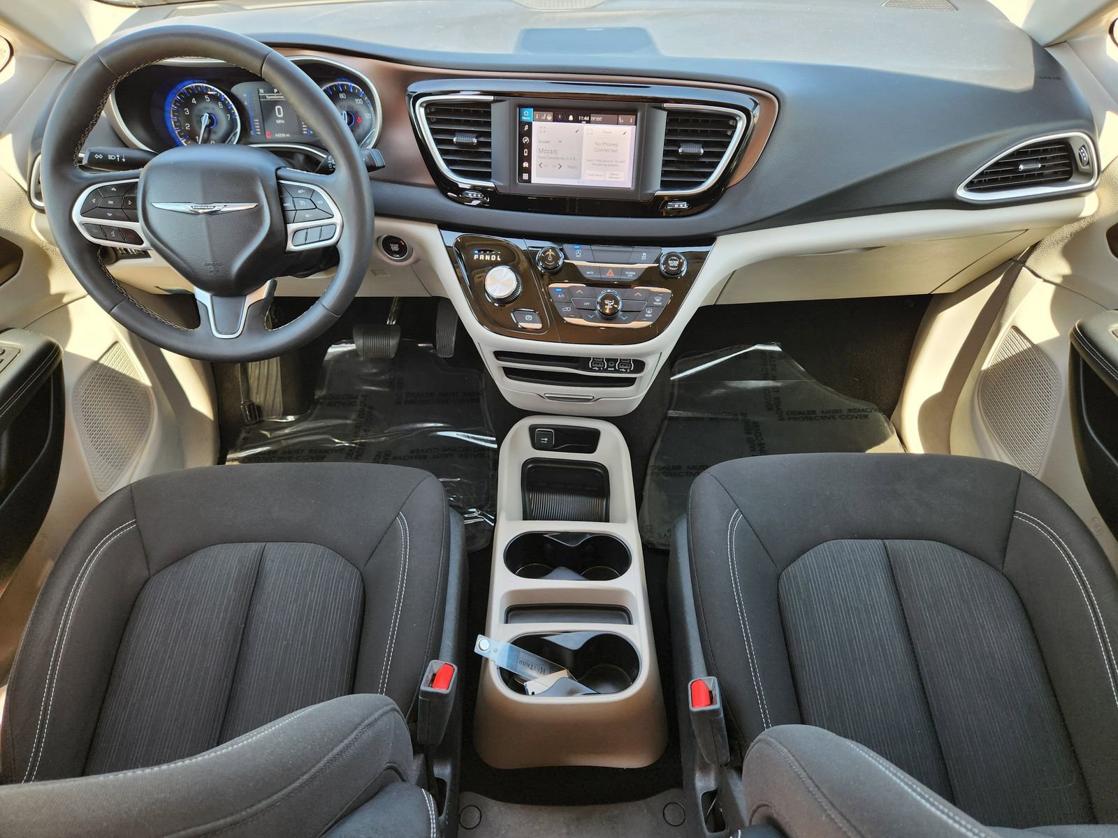 Used 2023 Chrysler Voyager LX image 33