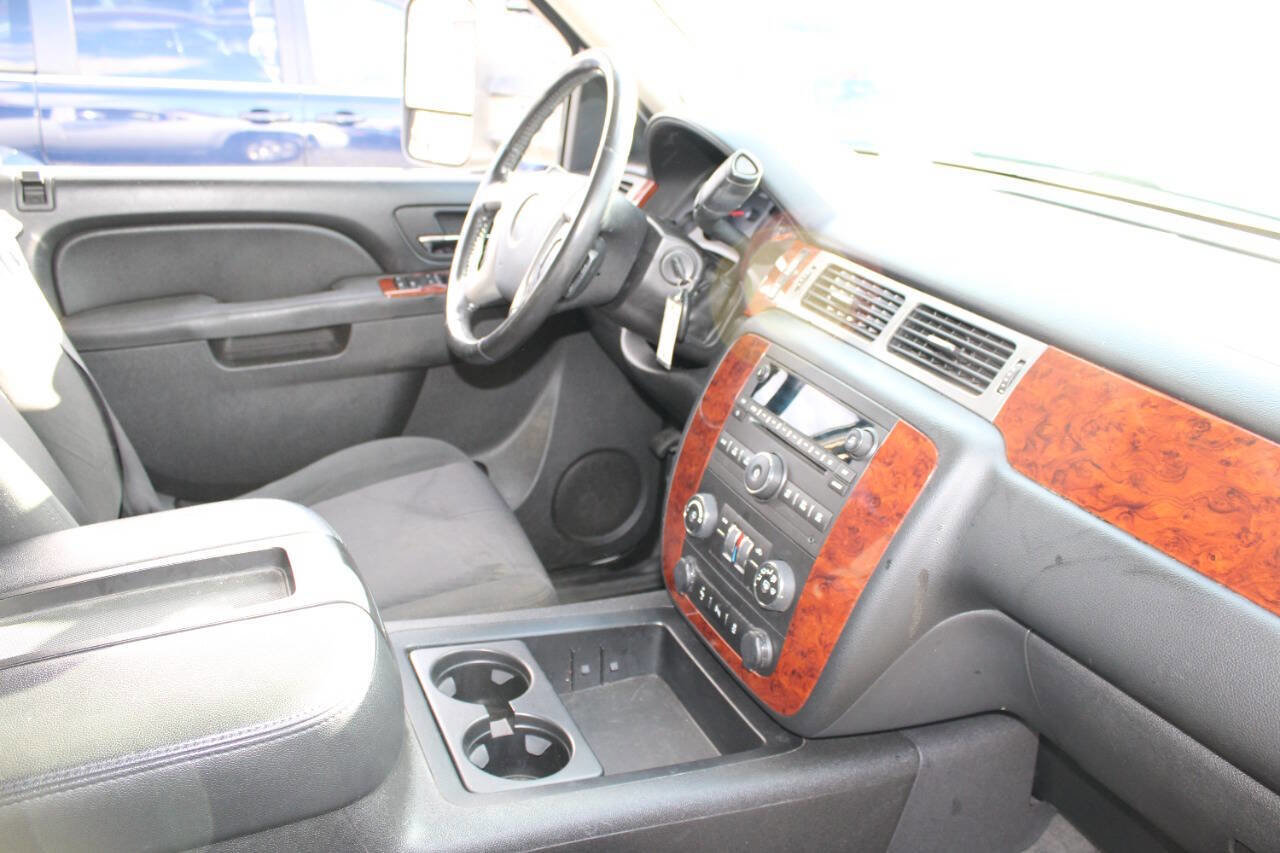 Used 2014 Chevrolet Suburban LS image 12