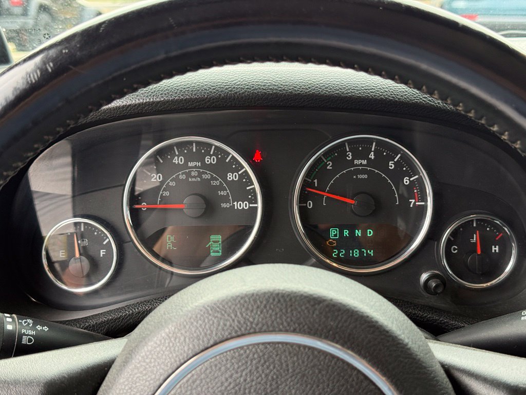 Used 2014 Jeep Wrangler Unlimited Sahara w/ Connectivity Group AWD/4WD image 17