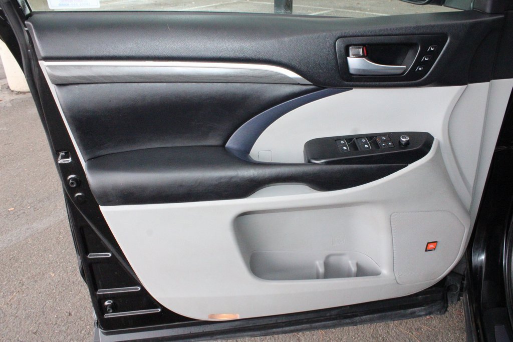 Certified 2018 Toyota Highlander Limited Platinum image 21