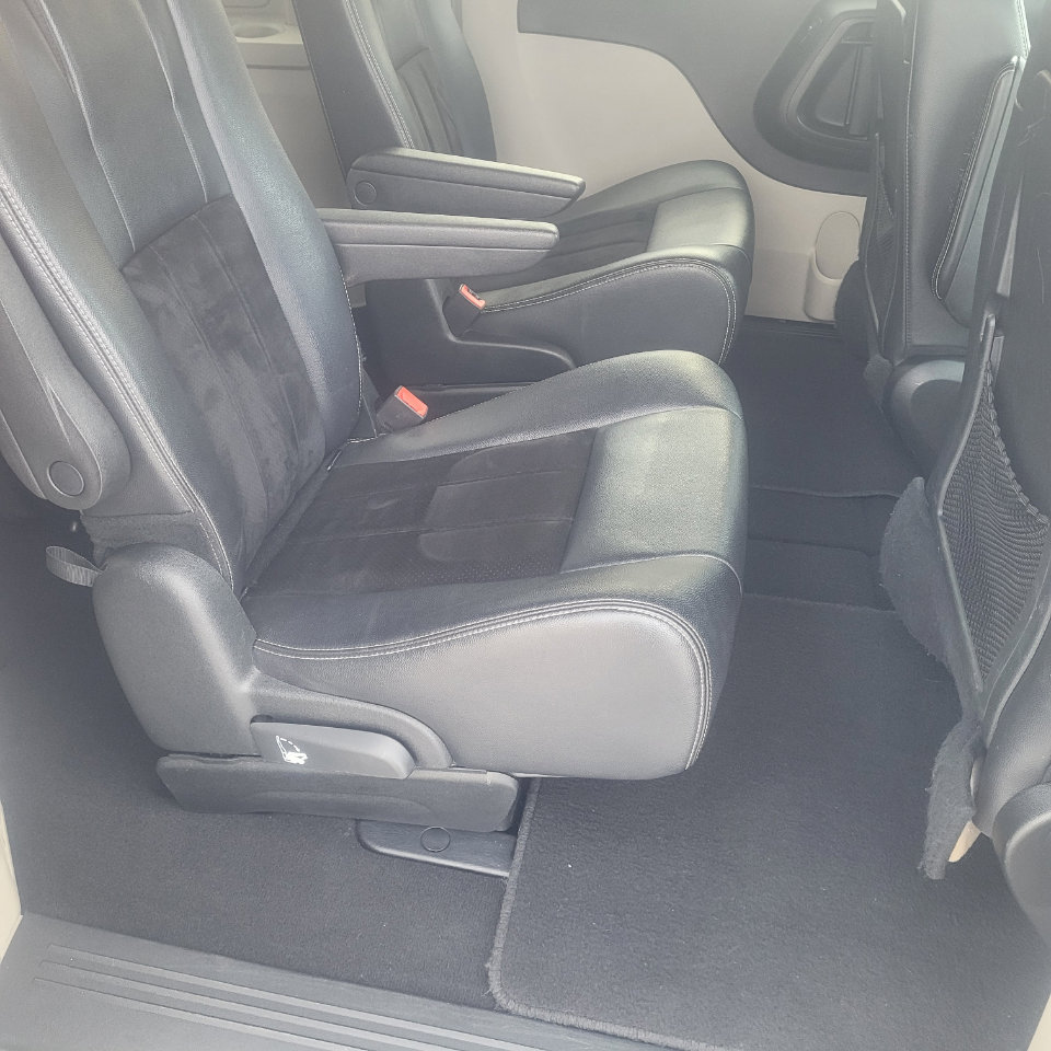 Used 2017 Dodge Grand Caravan SXT image 25