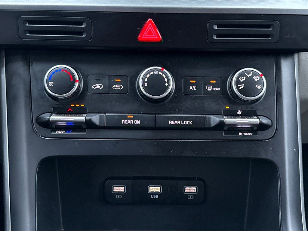 Used 2022 Kia Carnival LX image 28