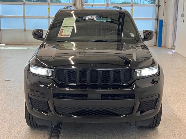 Used 2025 Jeep Grand Cherokee L Altitude AWD/4WD image 3