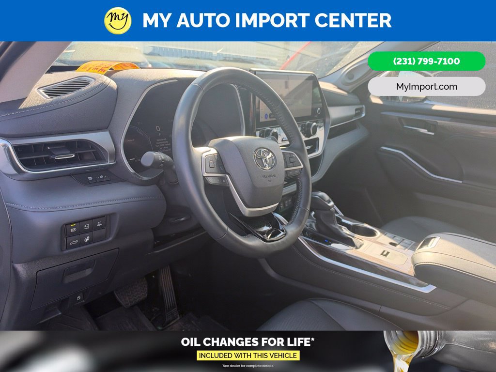 Used 2025 Toyota Highlander Limited AWD/4WD image 8
