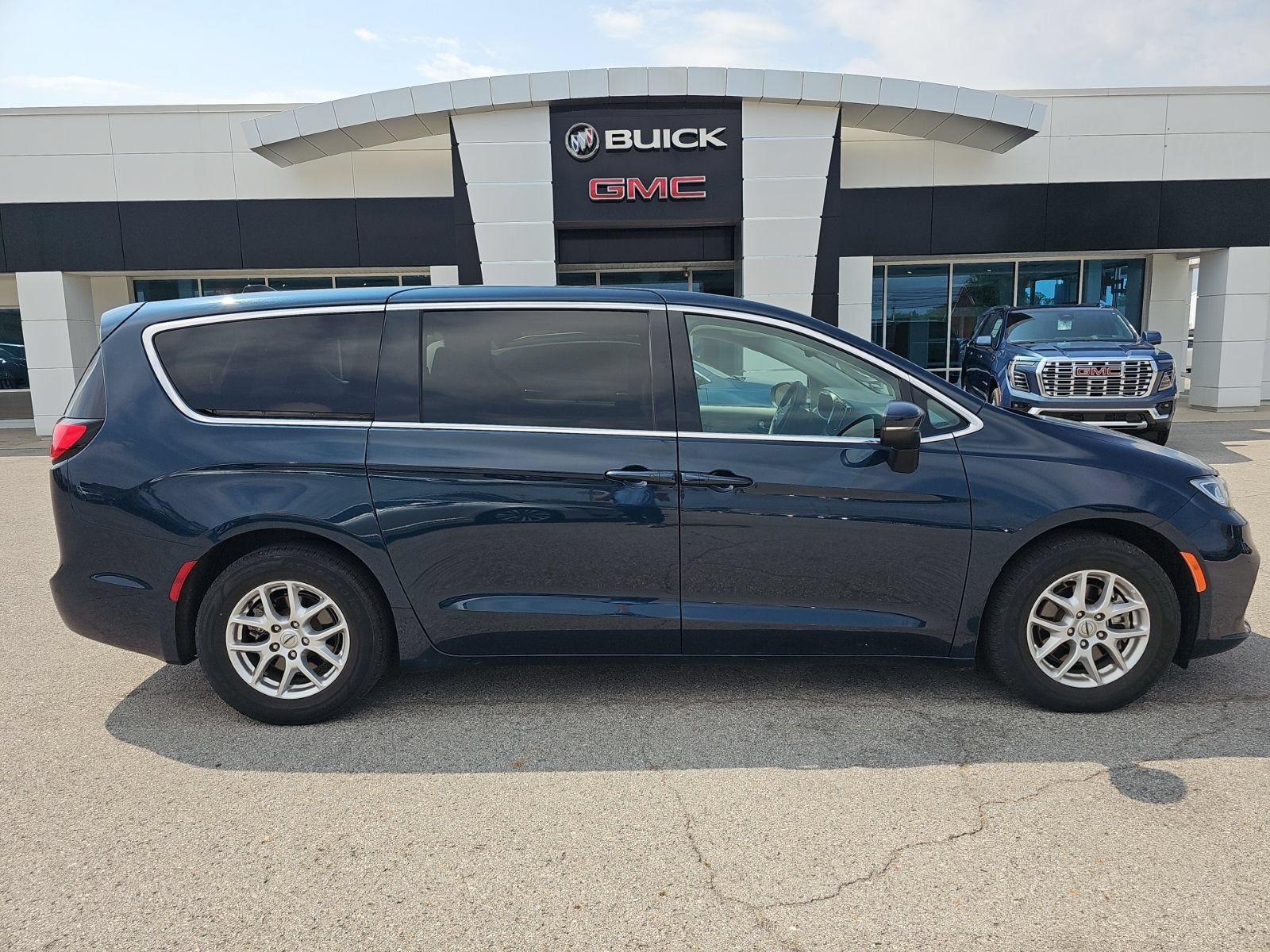 Used 2023 Chrysler Pacifica Touring-L FWD image 19
