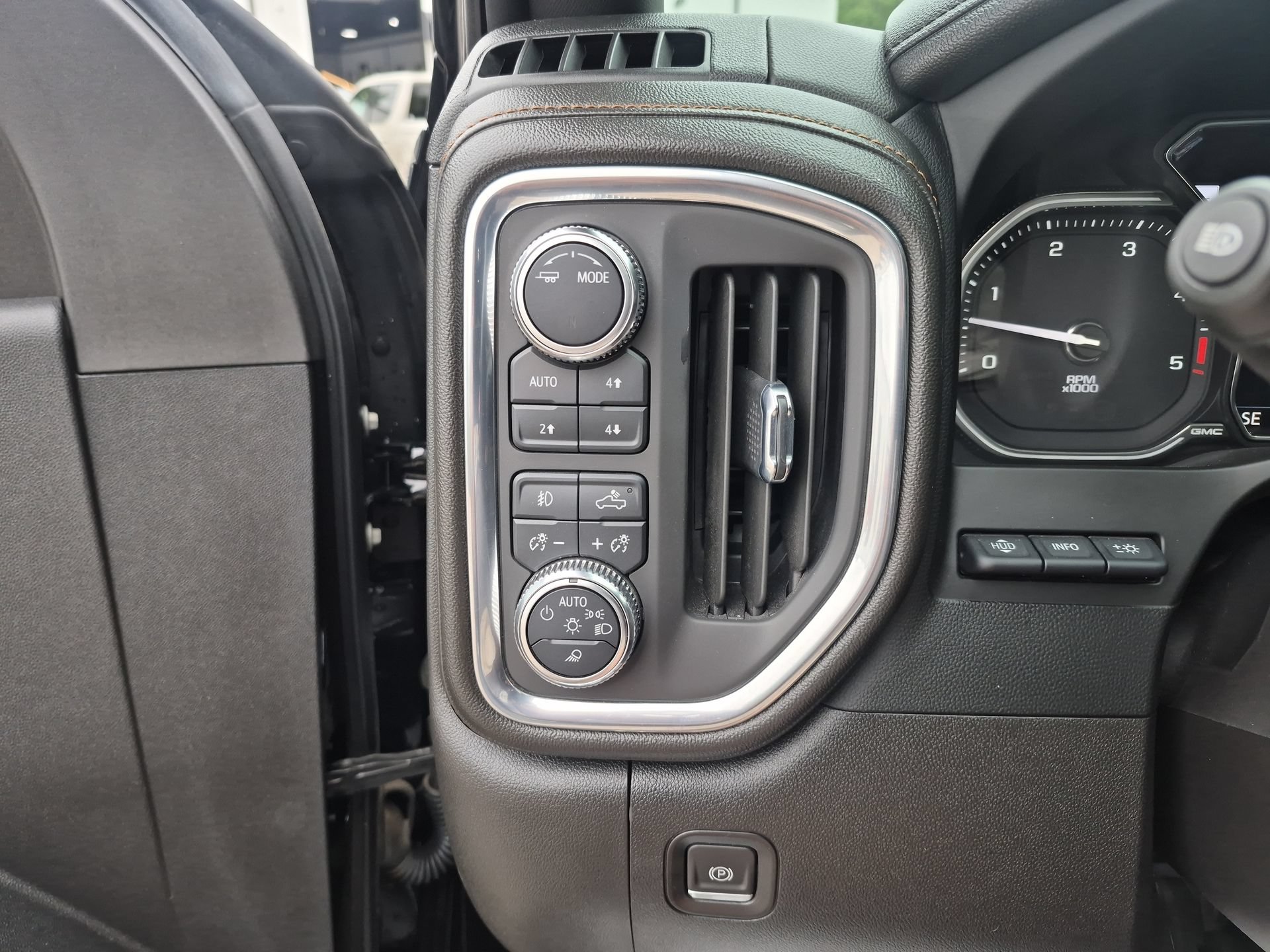 Certified 2022 GMC Sierra 3500 AT4 w/ AT4 Premium Plus Package AWD/4WD image 18