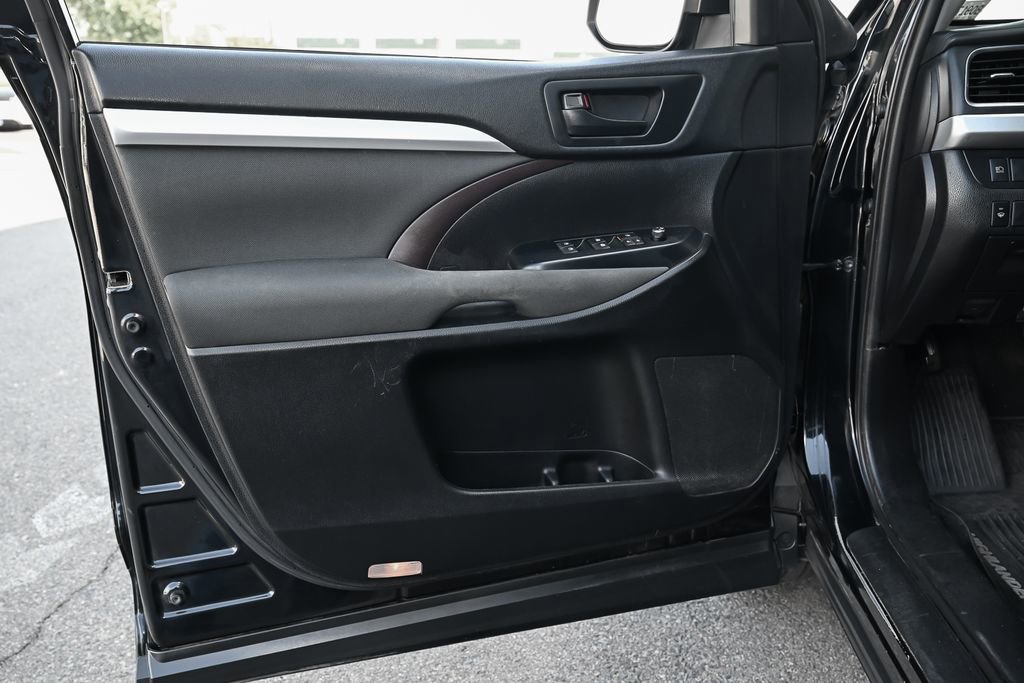 Used 2019 Toyota Highlander LE FWD image 21
