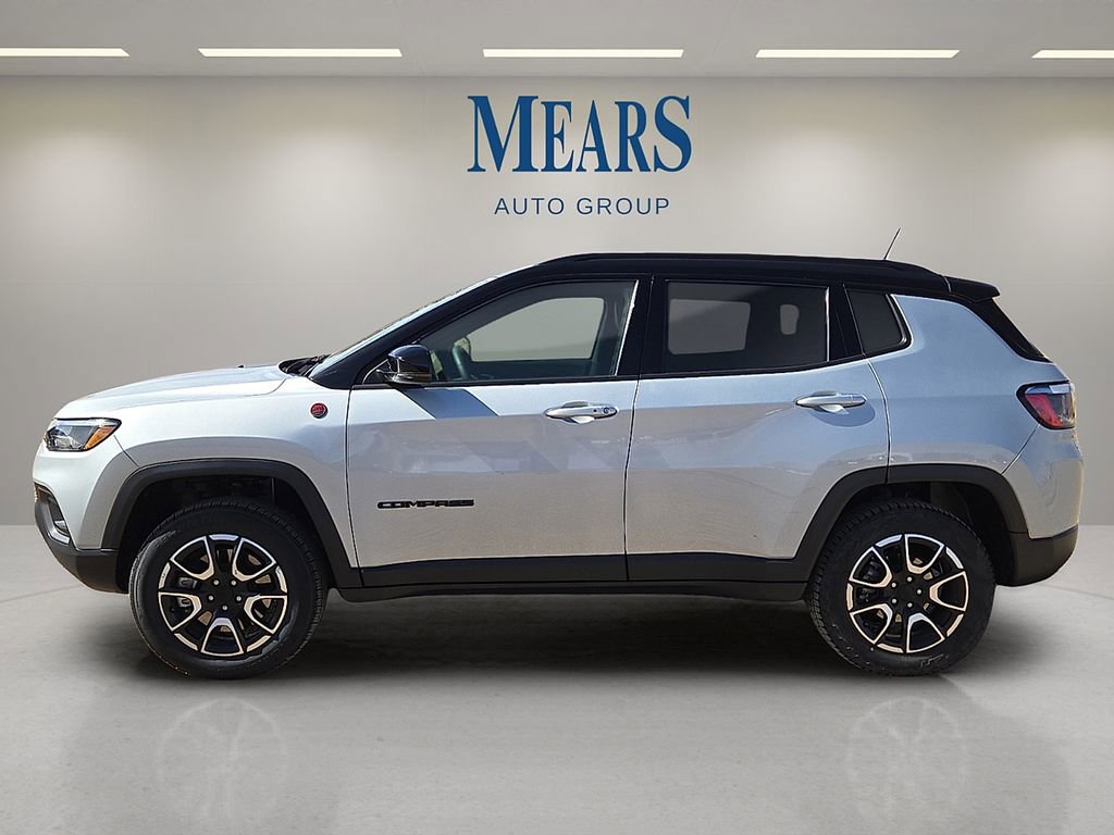 Used 2024 Jeep Compass Trailhawk image 2