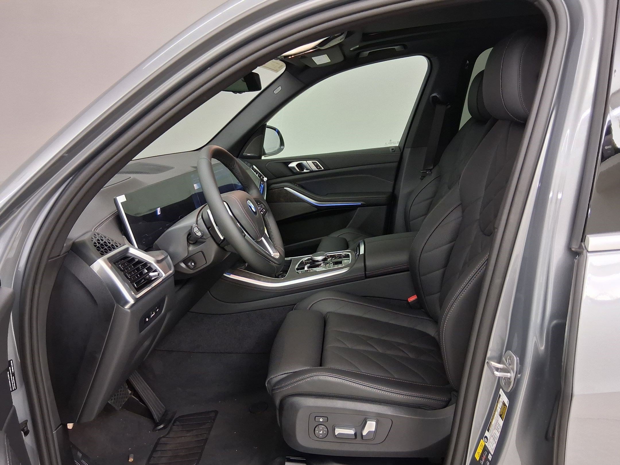 New 2026 BMW X5 xDrive50e w/ Premium Package AWD/4WD image 3