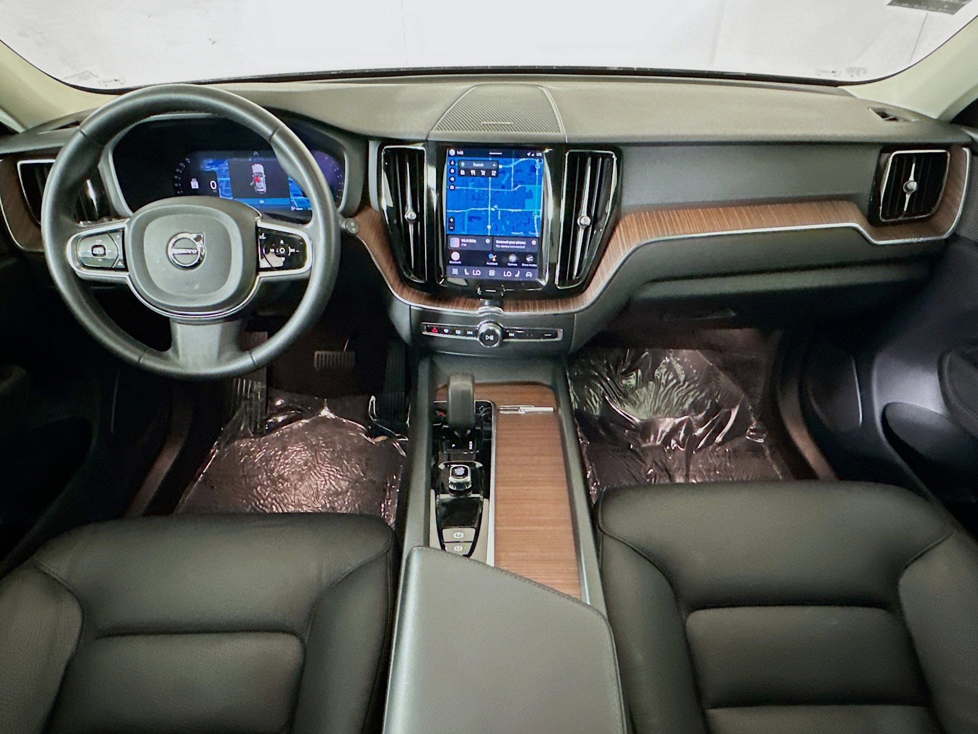 Used 2024 Volvo XC60 B5 Plus image 27