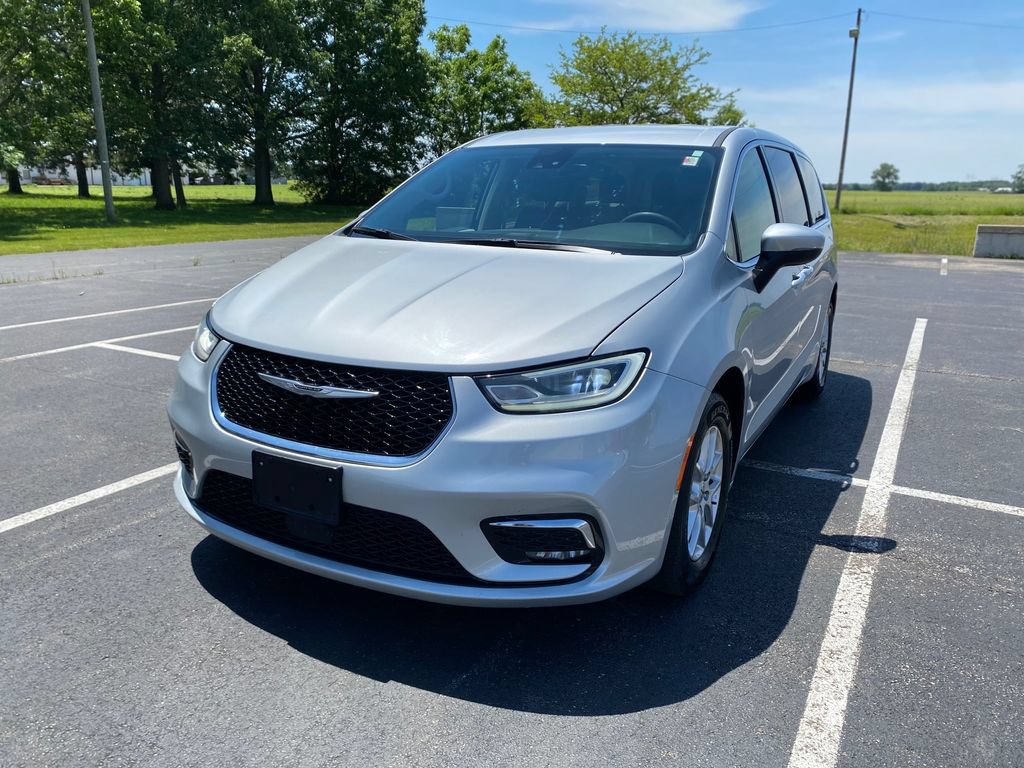 Used 2023 Chrysler Pacifica Touring-L FWD image 3
