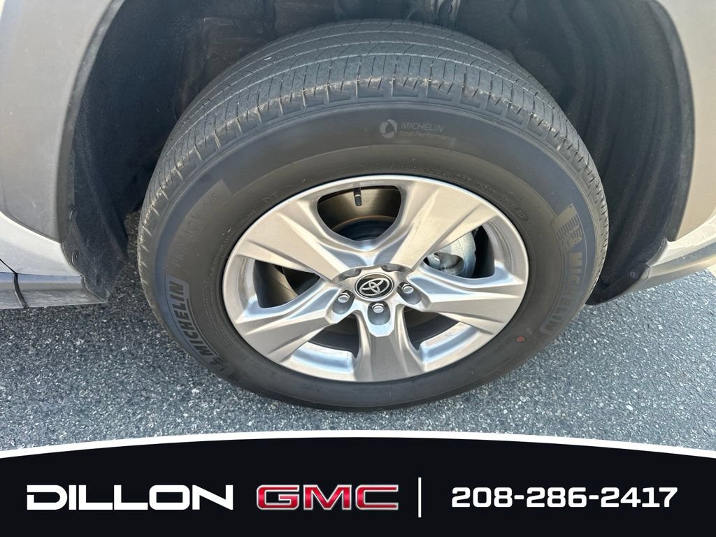 Used 2025 Toyota RAV4 XLE AWD/4WD image 21