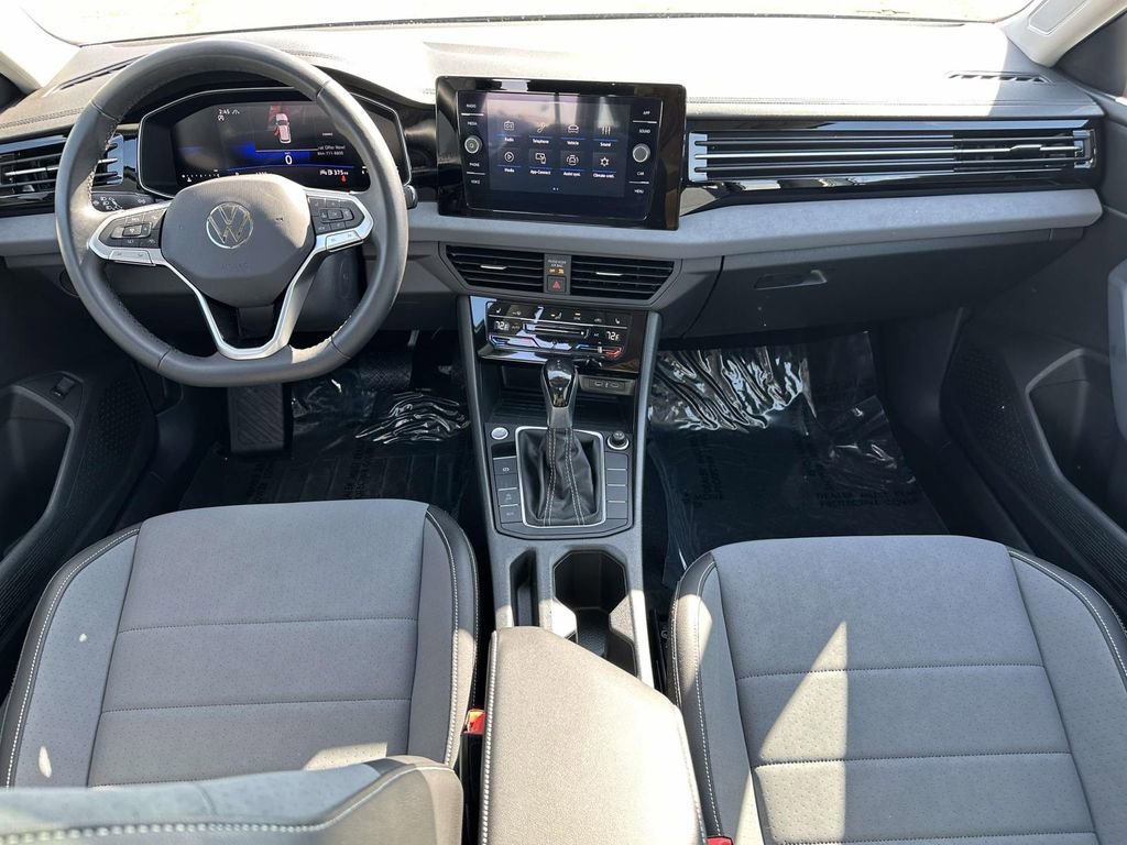 Used 2025 Volkswagen Jetta SE w/ Sunroof Package image 14