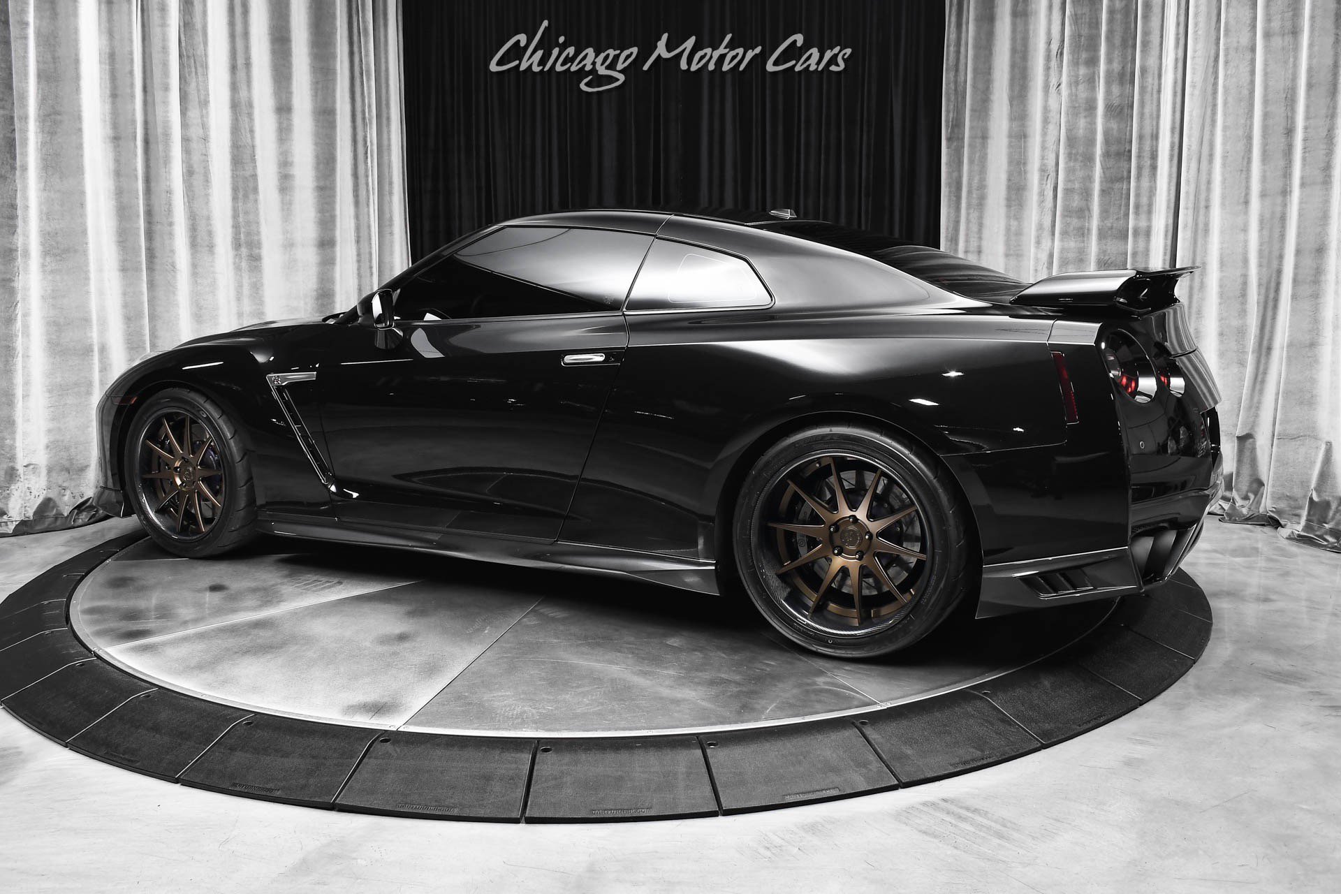 Used 2017 Nissan GT-R Premium w/ Premium Interior Package AWD/4WD image 3